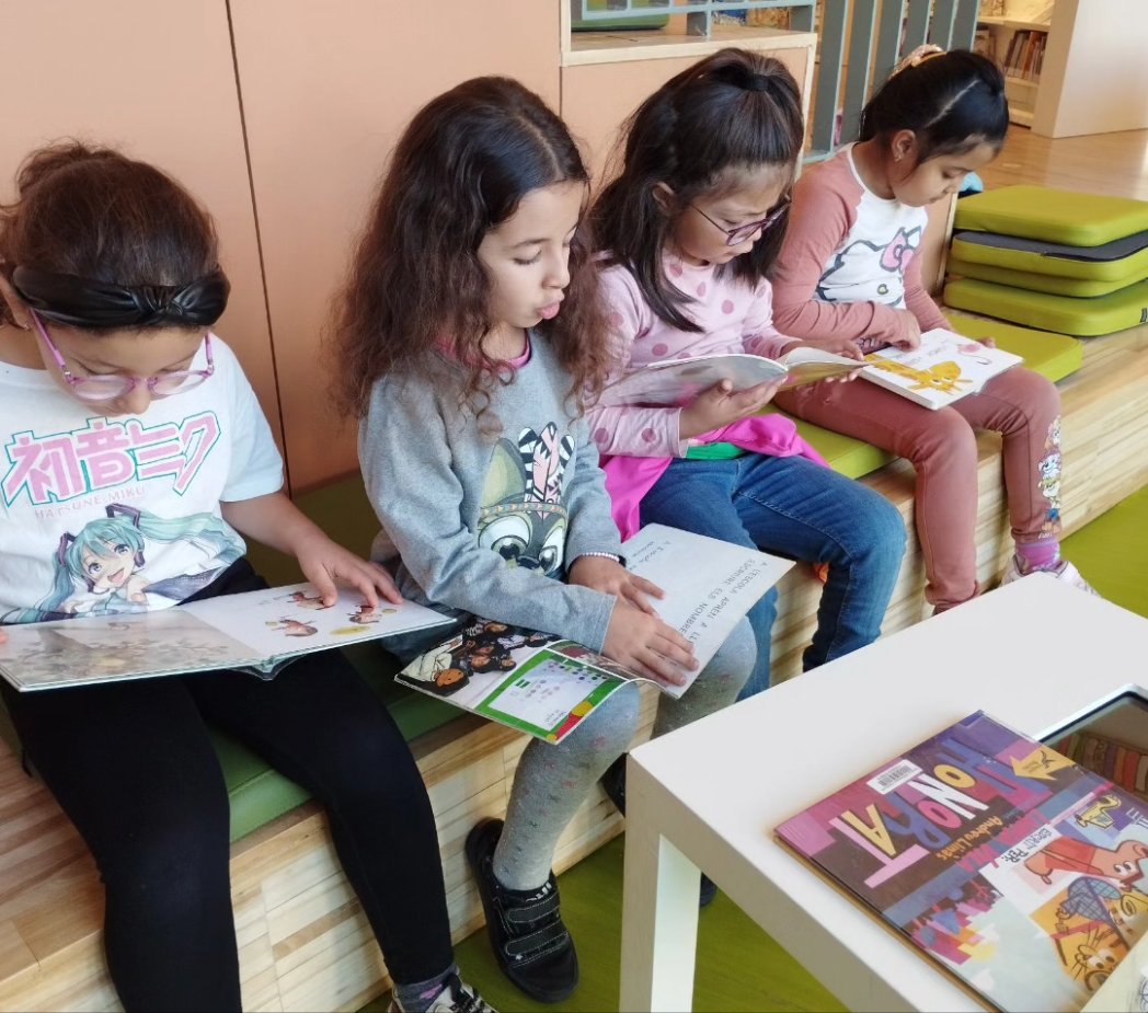 sagratcorvic's tweet photo. Els alumnes de P1B compartim estones de lectura a la @BibliotecaVicPB! Ens agrada molt llegir contes i descobrir noves històries! 📖🪅🐊 #sagratcorvic #primaria #escola #vic https://t.co/l90CJgpOL6
