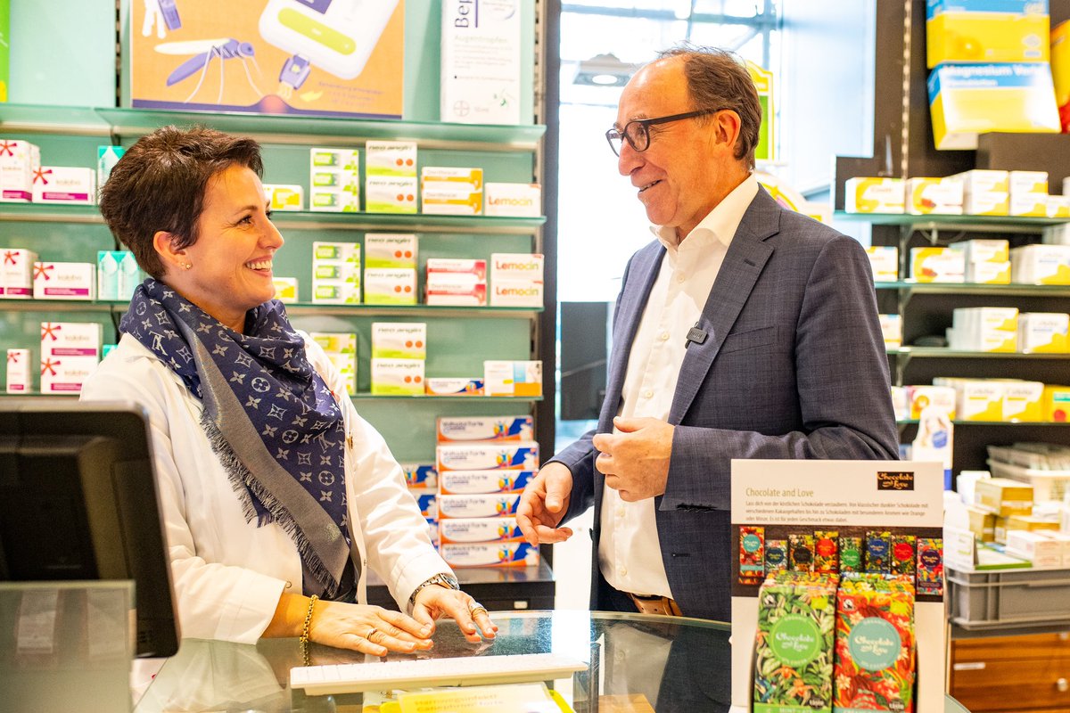 Nach knapp 40 Jahren reformieren wir das #Apothekengesetz grundlegend: Einfache Gesundheitstest wie Blutdruckmessungen sind künftig auch in #Apotheken möglich. Sie dürfen deutlich länger offen halten. Die Zahl der Filialapotheken wird erweitert.