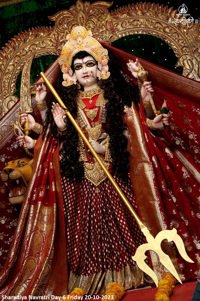 ShriHariMandir's tweet photo. ।। जय महिषविमर्दिनी शूलकरे ।।
अपने करकमल में शूल धारण करनेवाली, जिनके कारण देवों भी त्रस्त थें ऐसे महिषासुर का मर्दन करनेवाली करुणामयी माताको हमारा प्रणाम हैं।
@PPBhaishri
#Day_06
#SharadiyaNavratri
#KarunamayiMaa
#ManorathDarshan
#ShriHariMandir
#PujyaBhaishri https://t.co/ayeNz5wCnX