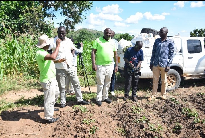 abeahabwe's tweet photo. Naro team with OPM Livelihoods sector and the media in a monitoring exercise of Naro refugee project work in Rwamwanja settlement. @narouganda @OPMUganda @UNHCRuganda https://t.co/FnB1OZHCMj