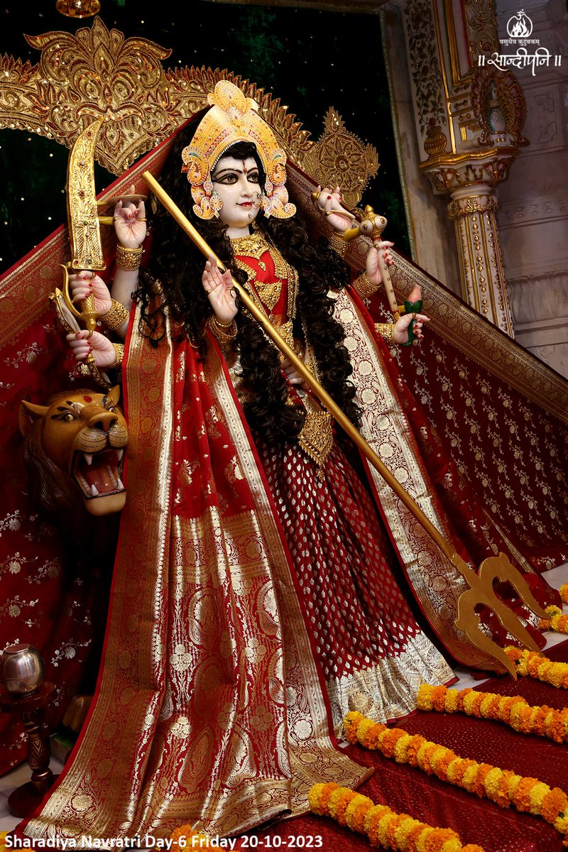 ShriHariMandir's tweet photo. ।। जय महिषविमर्दिनी शूलकरे ।।
अपने करकमल में शूल धारण करनेवाली, जिनके कारण देवों भी त्रस्त थें ऐसे महिषासुर का मर्दन करनेवाली करुणामयी माताको हमारा प्रणाम हैं।
@PPBhaishri
#Day_06
#SharadiyaNavratri
#KarunamayiMaa
#ManorathDarshan
#ShriHariMandir
#PujyaBhaishri https://t.co/ayeNz5wCnX