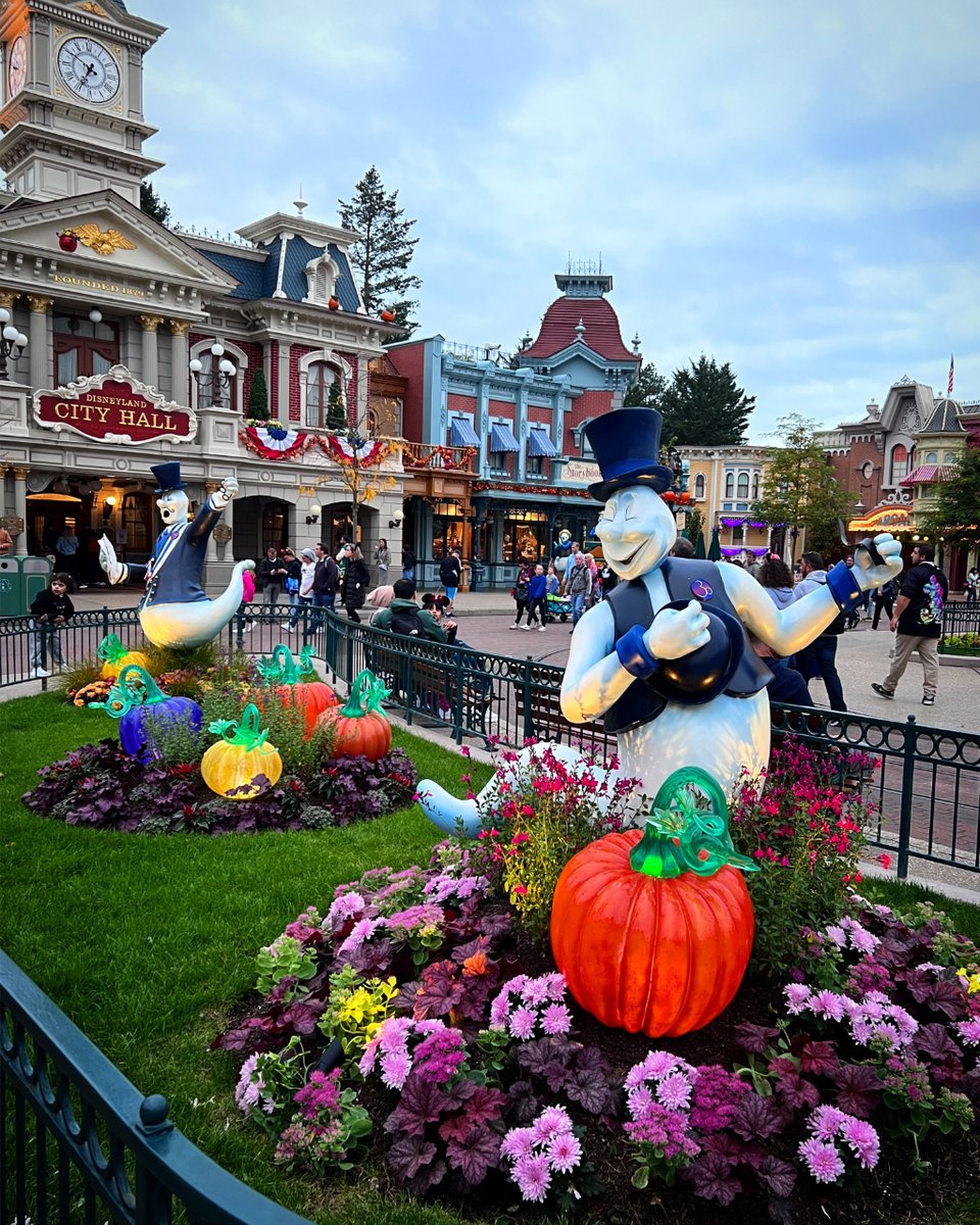 Enter if you dare, Disneyland Paris is transformed into a haunted Halloween dream 🎃👻 

I found some photos from my October trip last year! 

#DisneyScares #HalloweenMagic #disneyhalloween #OctoberDisney #DisneylandParishalloween #DLPHalloween #Disneyghosts #spooky