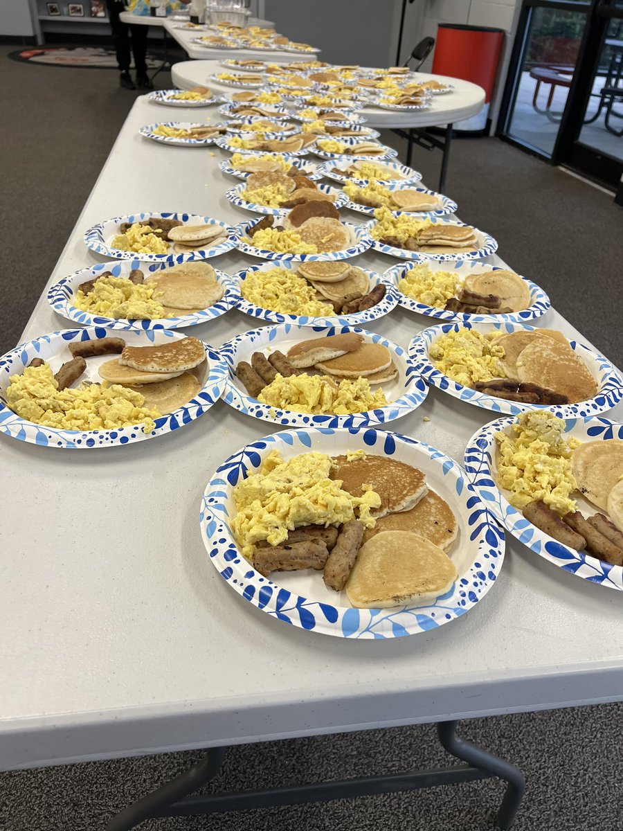 WBDoggsFB's tweet photo. GAMEDAY!!!!
GAME 8
AT Heritage
TICKETS
https://t.co/QzOmtnsulB
#GGPRIDE #GG #RecruitDoggs #RecruitWB
Thank you to Chris Griffin, Master Craft Plumbing & The Winder Barrow Touchdown Club for feeding the Doggs this morning!
#GAMEDAY https://t.co/mB3cHuPl4p