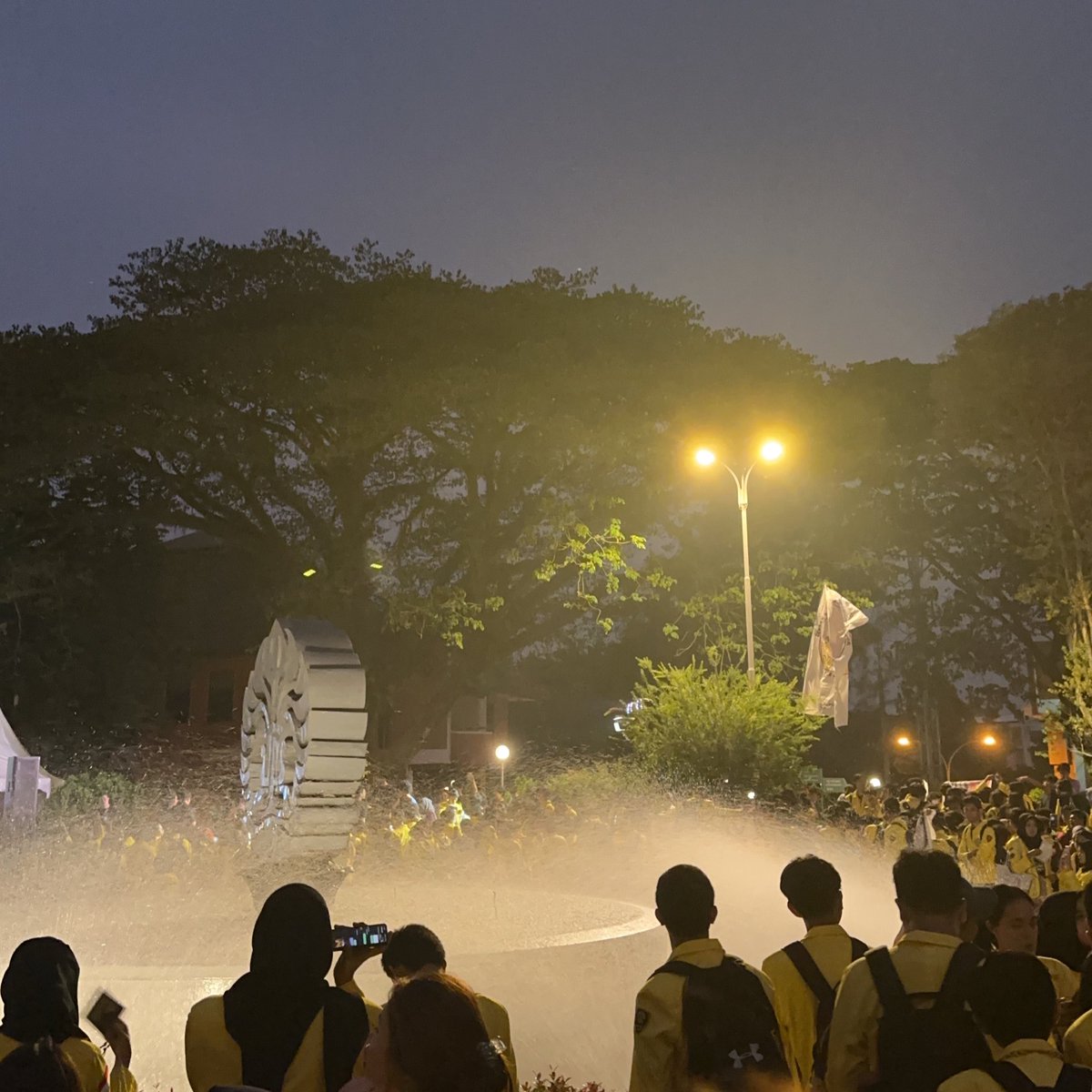 xavierarchs's tweet image. tenang guys…. fe jg ada sisi terangnya kok…. DN WAJIB IKUT KEPANITIAAN ‼️