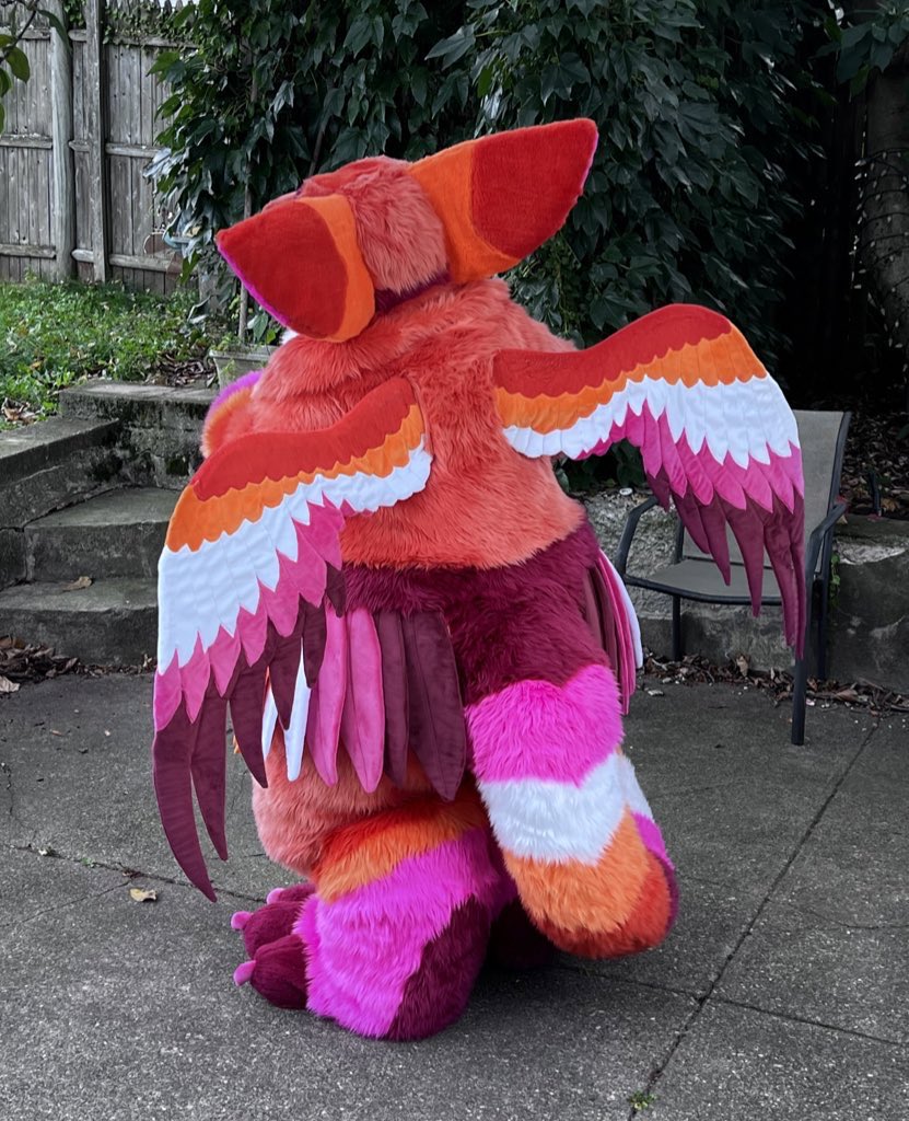 MasterofPlush's tweet photo. Finally ready to post my first finished fullsuit! For the first time in her complete glory may I introduce Blush the Dutchie! She needs a little bit of a neck trim but otherwise I think she turned out great #FursuitFriday

🪡:Me
✏️@rocks_bridget 
😀:Aunt for scale https://t.co/GEWoOMMFr6