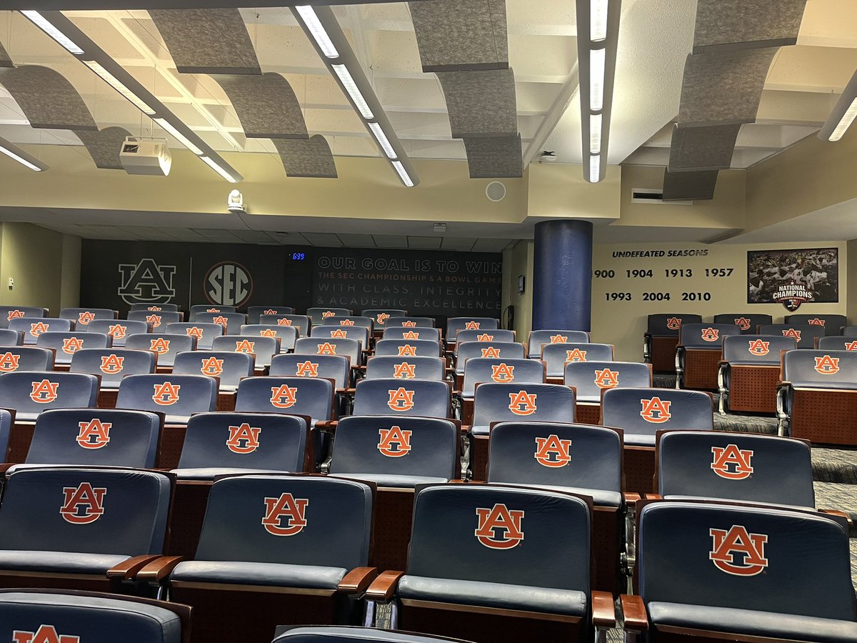 Another fun group financial coaching session this week with <a href="/AuburnTigers/">Auburn Tigers</a> thanks to <a href="/RegionsBank/">Regions Bank</a> <a href="/marksenter/">Mark Senter</a> <a href="/MeaganHoosh/">Meagan Hooshyar</a>. Who says finance cant be fun? Who you work with matters! Who you bank with does too!