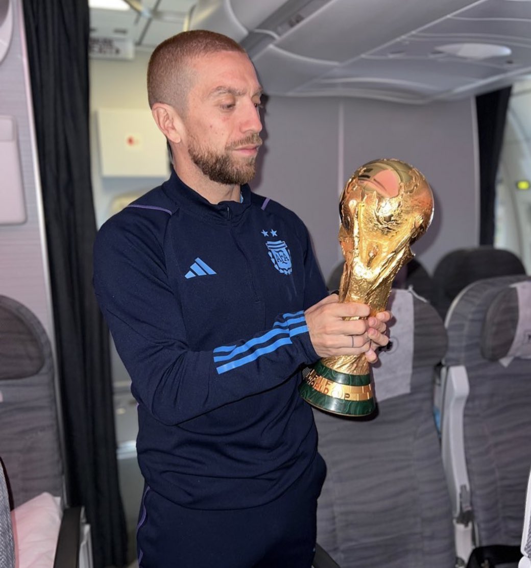 DeadlineDayLive's tweet photo. 🚨 Papu Gómez has tested positive for a banned substance before the 2022 World Cup. 

He has been BANNED from football for two years.

Gómez is at risk of losing his World Cup and Europa League medals. Argentina and Sevilla are not at risk. For teams to lose their titles, more than two players have to test positive for doping.

(Source: @Relevo)