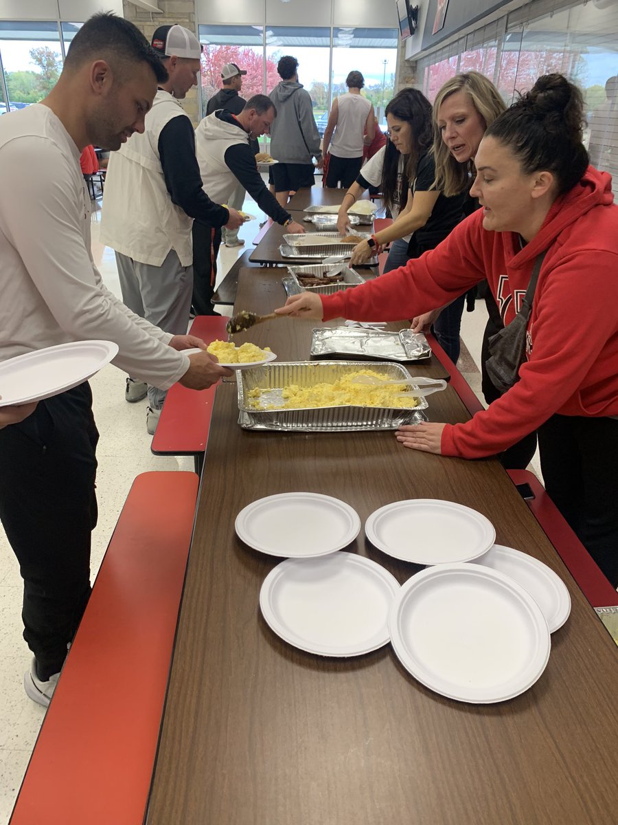 HHSCoachGumm's tweet photo. Breakfast! Thanks #KitchenRestaurant for feeding the team this morning! #CTW https://t.co/wPxXZ0ouom