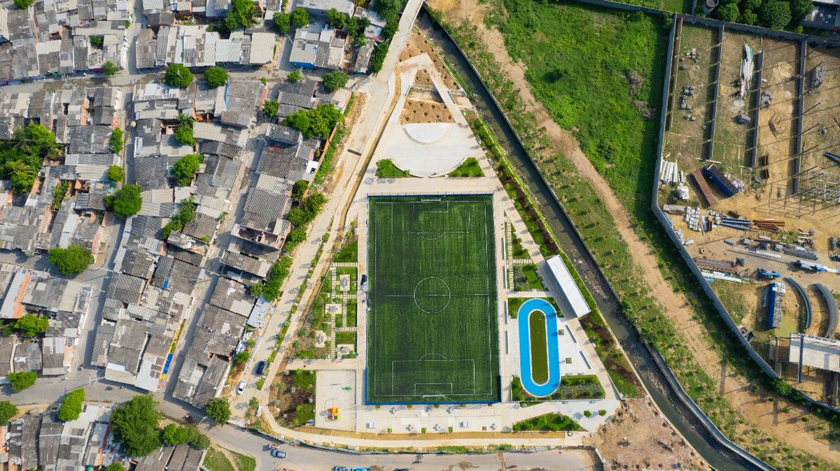 jaimepumarejo's tweet photo. Postal de viernes: así va quedando el parque Bicentenario, La Paz y Siete de Agosto tienen la cancha que por años pidieron. #LoSoñamosLoCumplimos https://t.co/GaFEOPd5aF