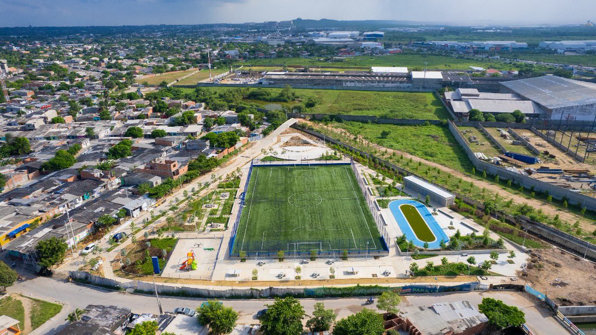 jaimepumarejo's tweet photo. Postal de viernes: así va quedando el parque Bicentenario, La Paz y Siete de Agosto tienen la cancha que por años pidieron. #LoSoñamosLoCumplimos https://t.co/GaFEOPd5aF