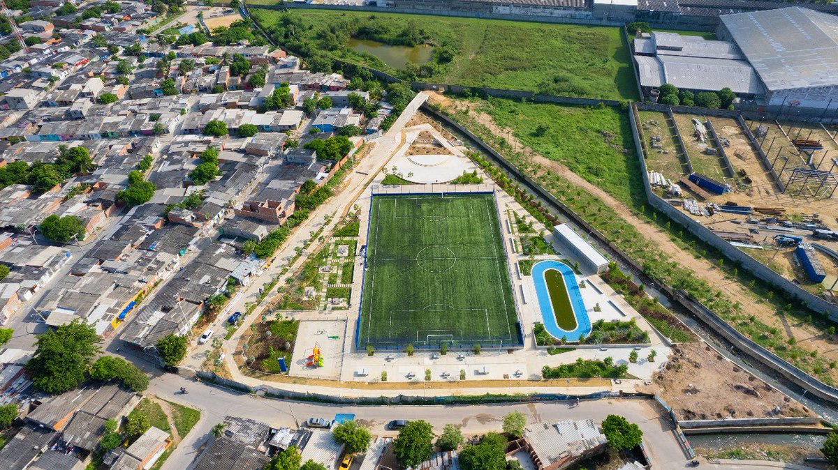 jaimepumarejo's tweet photo. Postal de viernes: así va quedando el parque Bicentenario, La Paz y Siete de Agosto tienen la cancha que por años pidieron. #LoSoñamosLoCumplimos https://t.co/GaFEOPd5aF