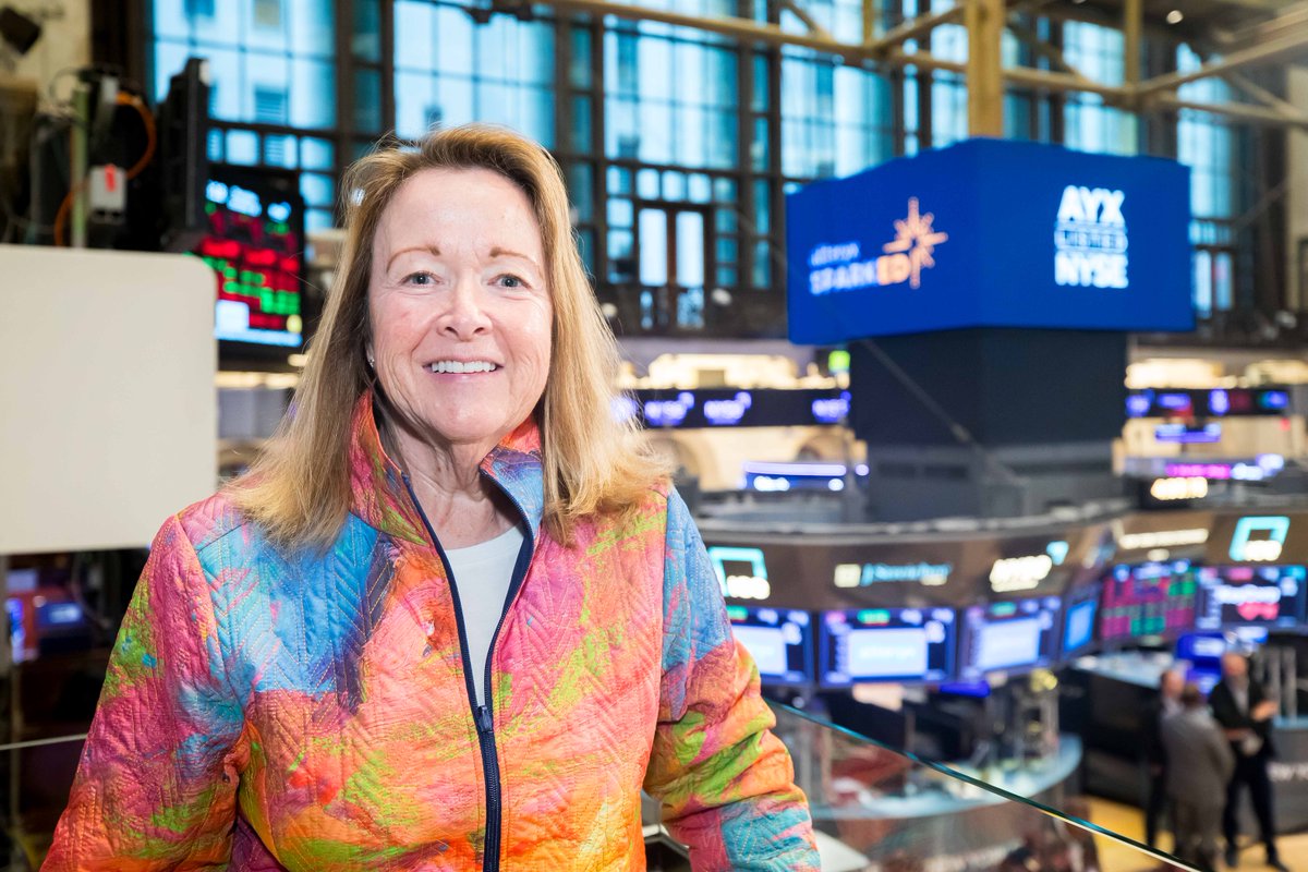alteryx's tweet image. It was an incredible honor for @alteryxlibby, Co-Founder and Chief Advocacy Officer of Alteryx, to ring the closing bell at the @NYSE yesterday in honor of #AlteryxSparkED’s first New York City Datathon! 

#DataEducation #NYSE #AnalyticsForAll #TechJobs
