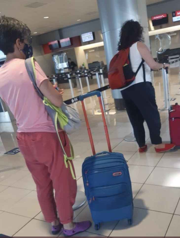 ¿Ustedes se acuerdan cuando este par, especialmente la ALCALDESA DE BOGOTÁ, se fue de viaje de descanso a Costa Rica, mientras en Bogotá pasamos una de las peores olas del COVID con el sistema de salud COLAPSADO?... Mientras ellas paseaban, la gente lloraba sus muertos, estaba