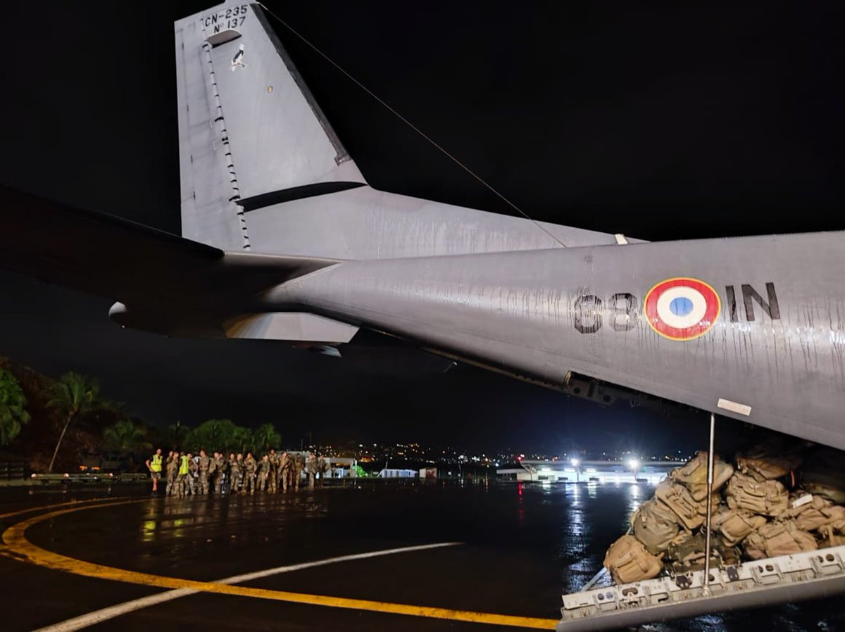 FAA_Officiel's tweet image. #TAMMY Les @FAA_Officiel se tiennent prêtes à intervenir en soutien des services de l'état et de la population : militaires du @33eRima et matériel lourd déployés avec avion CASA des @Armees_Guyane et A400M @Armee_de_lair à Saint-Martin et @rsma_guadeloupe en alerte #AVoscotés