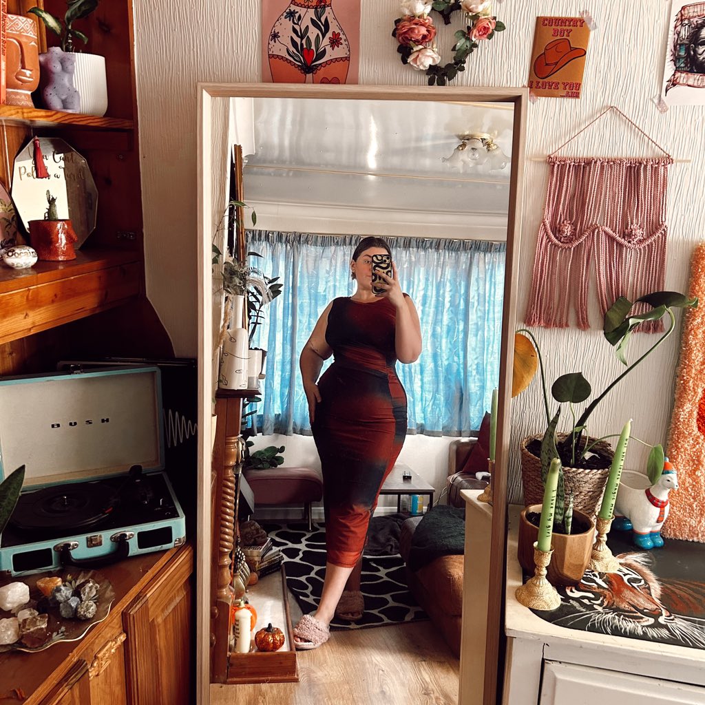secretlyRP_'s tweet photo. So do I stay in tonight or go out and wear my new dress and have some cocktails? Whoโs going to buy goddess a drink if I do ๐๐ฅฐ
#findom #findomgoddess #rtsub #whalesub #piggy #walletdrains #drinkssub #reimburse #cuck https://t.co/eQnyhJY5ZM