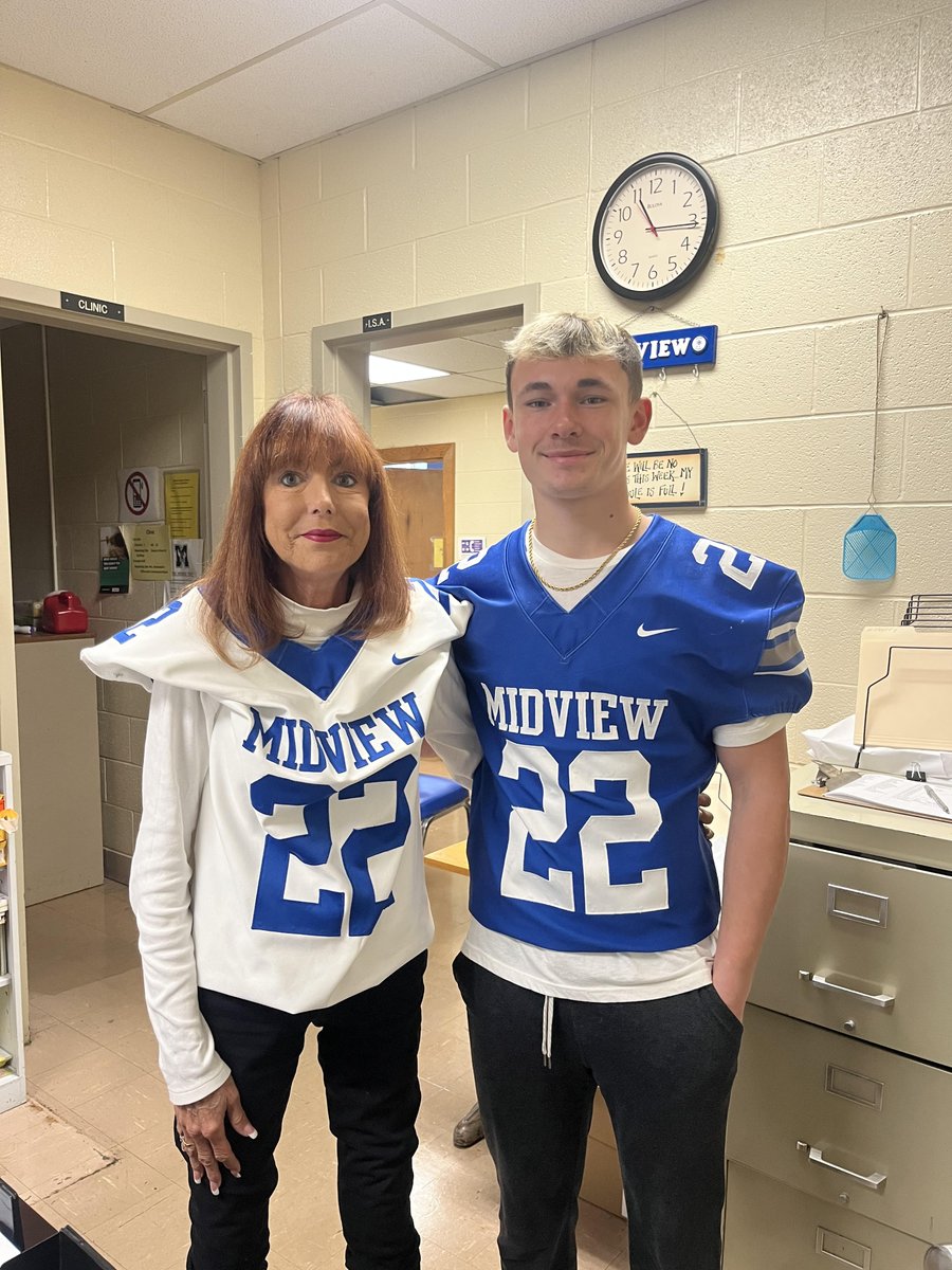 Middie_Football's tweet photo. Today we celebrate our Seniors and an adult that has impacted their life.  Senior, Hunter Anderson gave his jersey to Mrs. Andrey.  Thank you Mrs. Andrey for making a positive impact in his life! Go Middies! https://t.co/nUmMYNeAUo
