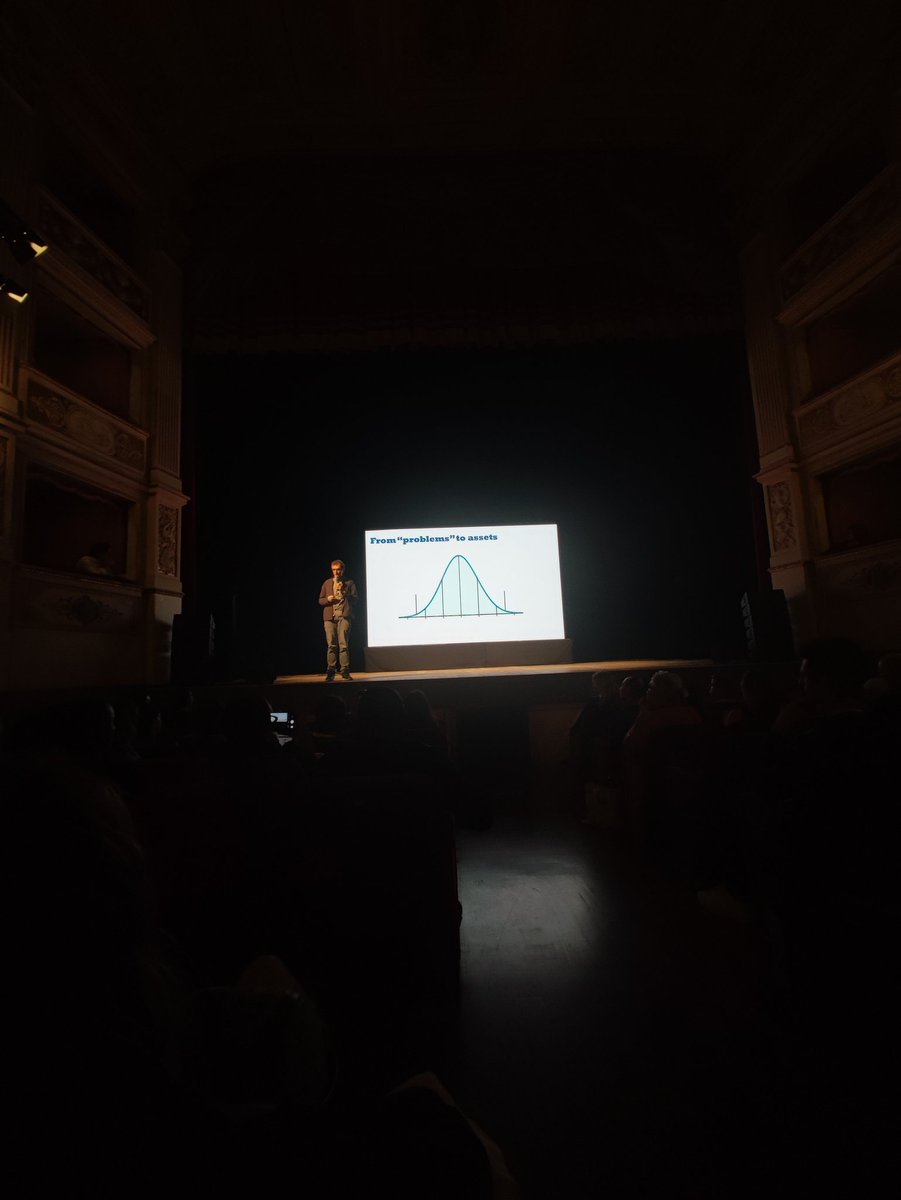 Editormanque's tweet image. From the dark of the stage the illumination of @gquaggiotto at #seoc2023 @batty82 @MicheledAlena @CGM_consorzio #socinn #SocEnt @alepirani @guglielmoa