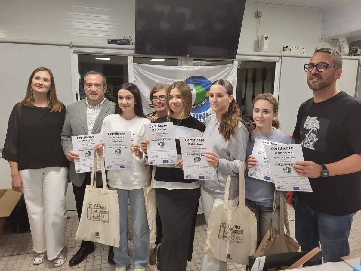 CMontessoriH's tweet image. 📷 VISITA DE NUESTRO ALUMNADO ERASMUS PLUS A BELÉM 🇵🇹:

➡️ CONFERENCIA CON LA EMBAJADORA DEL MOVIMIENTO DE RESIDUOS CERO PORTUGAL 💚

➡️ CENA DE DESPEDIDA 🍽

➡️ BAILES 💃

➡️ ENTREGA CERTIFICADOS📃 🇪🇺

#erasmusplusproject 
#colegiomontessori