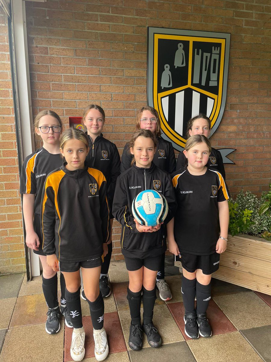 DunclugPE's tweet photo. Our footballers had a great day at the IFA Futsal tournament in Coleraine this week. Y10/11 finished overall 3rd and Y8 just missed out on a semi final place on penalties! Y9 were also strong and finished fourth in their section out of 12 teams 💪 https://t.co/ijcLiPX4rU
