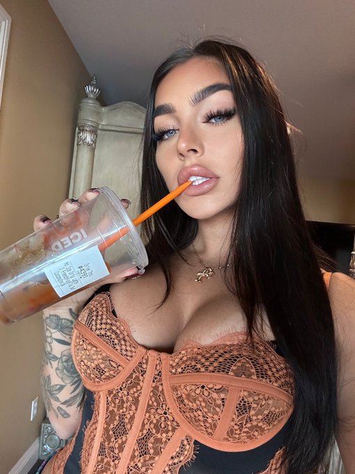 OTW TwitchCon. Find me and gimme a kiss. https://t.co/dGvEWPQ88W