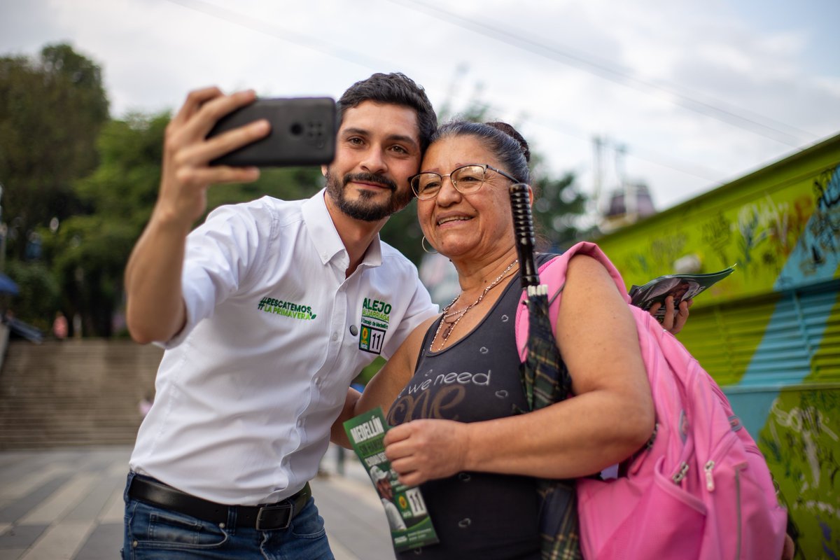 AlejoSalda1's tweet photo. En Pedregal, caminando juntos hacia una jusiticia social para Medellín. Cada paso nos acerca a la victoria el 29 de octubre. ¡Juntas y juntos, #RescatemosLaPrimavera en Pedregal! 💚🌻 #Verde11 #MedellínSinHambre https://t.co/BbE29z67ZW
