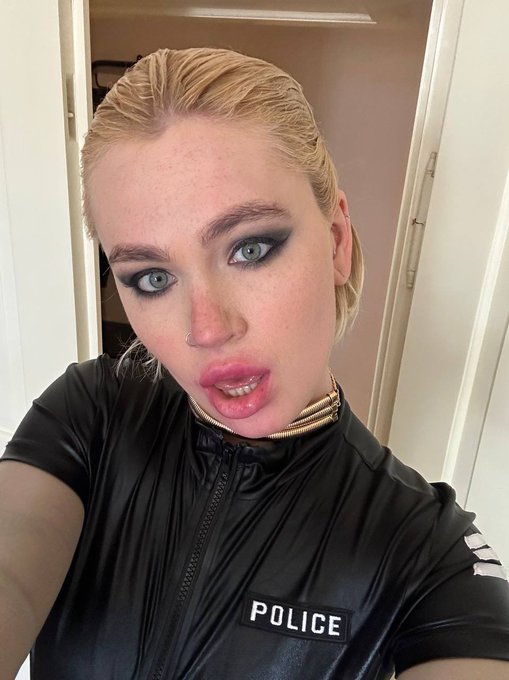 Moral Police 👮&zwj;♀️ Thanks @NylonAllOver 💋 https://t.co/sq0u5Fd7Sc<a class="tags" href="/tag/nylonallover">@nylonallover</a><a href="/tag/bdsm"class="tags"><span>#bdsm</span></a><a href="/tag/submessive"class="tags"><span>#submessive</span></a>