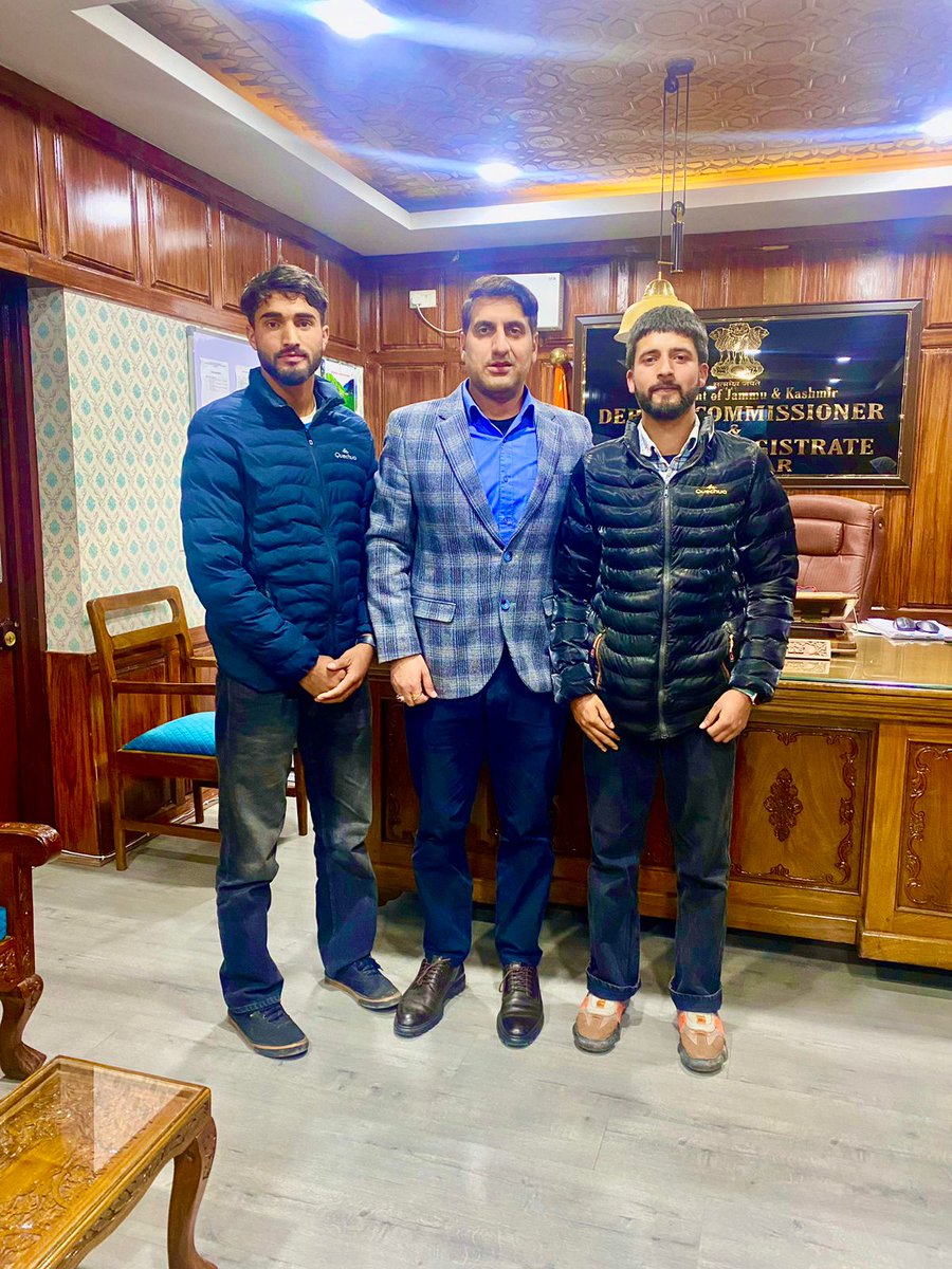 sahil19sajju's tweet photo. @TSAKashmir pleased to have healthy conversation with @AsadamAijaz Sb DM Srg &amp; listened many issues of students from PG/GB hostls .Top issue i,e Lady warden,allocation of land etc where onboard resolved by worthy DM .We are proud to have officer like u ,Iitian In making change https://t.co/HnFZ2fy35u