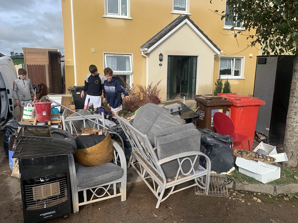 omainnintomas's tweet photo. Families dealing with #floods in east Cork today after #StormBabet
Areas outside of #Midleton badly affected. 32 out of 34 houses in one estate #flooded in #Mogeely https://t.co/WR9QzBVvos