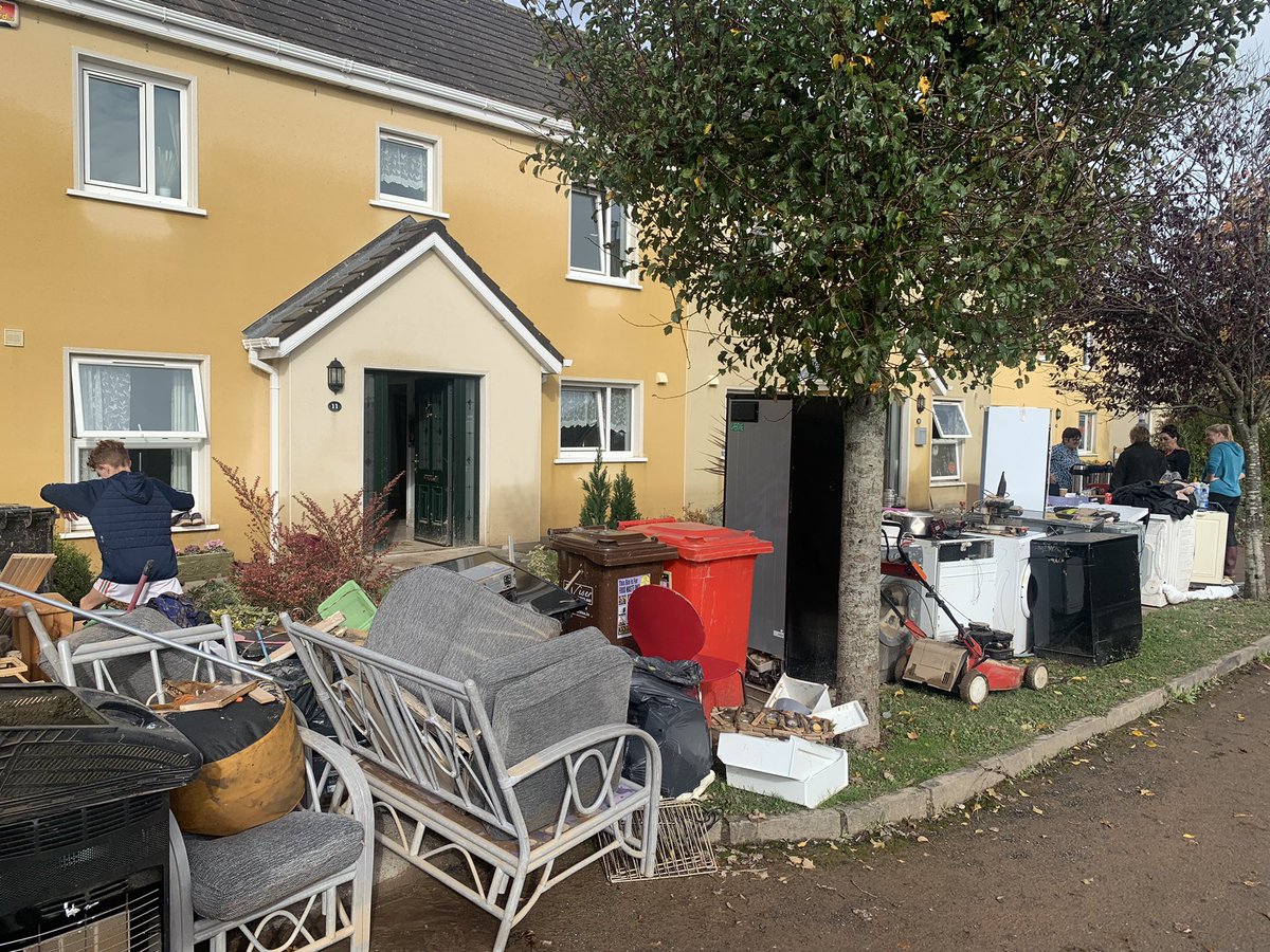 omainnintomas's tweet photo. Families dealing with #floods in east Cork today after #StormBabet
Areas outside of #Midleton badly affected. 32 out of 34 houses in one estate #flooded in #Mogeely https://t.co/WR9QzBVvos
