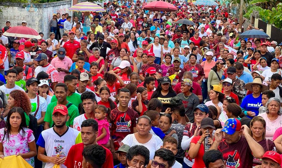 NicolasMaduro's tweet photo. El Pueblo noble de la parroquia Sarare del municipio Simón Planas, en el estado Lara, se volcó a las calles en una gran marcha patriota en respaldo a la Paz y el bienestar social de todas y todos. https://t.co/aLL7C1IbP7