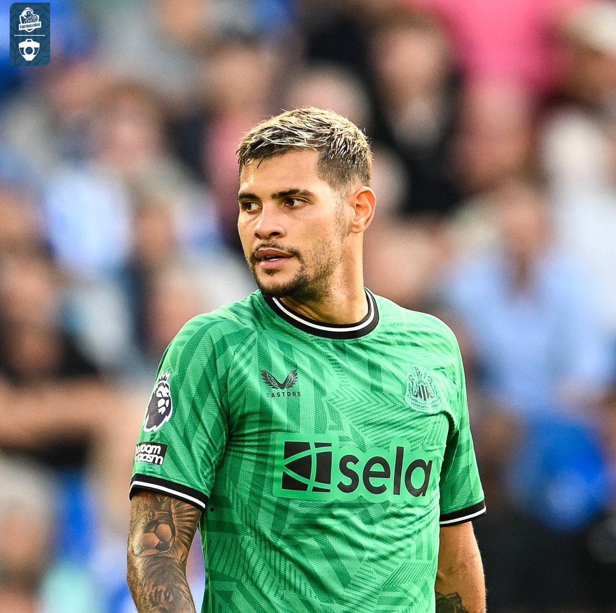 Footballogue's tweet photo. Bruno Guimarães raconte la pression qu’il avait quand il jouait au football petit. Passionnant ! 🧐

« Je n'ai jamais entendu des footballeurs parler de ça, mais quand j'ai commencé à jouer dans une vraie équipe, je pensais que j'étais nul. J'étais tellement énervé la veille du match que j'avais mal au ventre et je vomissais. J'avais parfois mal à la tête et de la fièvre et je n'arrivais pas à m'endormir. Quand je jouais, j'avais peur de tout gâcher. Chaque fois que je jouais un vrai match, c'était comme si mon cœur battait toujours plus vite, c'était un blocage psychologique.

Puis, quand j'avais 11 ans, je jouais un match entre amis et je pensais que personne ne me regardait. Bien sûr, comme je jouais pour m'amuser avec mes amis, j'étais une bête. Je ne m'en rendais pas compte, mais mon entraîneur, Mário Jorge, regardait le match. Après le match, il est entré sur le terrain et a dit : « Bruno, laisse-moi te poser une question. Pourquoi ne joues-tu jamais comme ça dans un vrai match ? »

J'ai dit : « Je ne sais pas, coach. Je ne me sens pas à l'aise. C'est compliqué. »

Il a dit : « Écoute, ne t’inquiètes pas pour tout ça. Joue comme si c'était pour t’amuser et voit ce qui se passe. »

J'ai ensuite eu une conversation avec mon père et je lui ai dit la vérité. Je lui ai demandé d'arrêter de me mettre autant de pression quand je jouais, parce que ça me rendait trop tendu. Quand c'est votre héros qui vous pousse, parfois c'est trop. Dieu merci, mon père l'a très bien pris et à partir de ce jour, tout a changé.

Quand je jouais, je me disais : « Hé, c'est du football. Joue simplement comme si tu utilises des tongs pour marquer des buts. »

(@TPTFootball)
