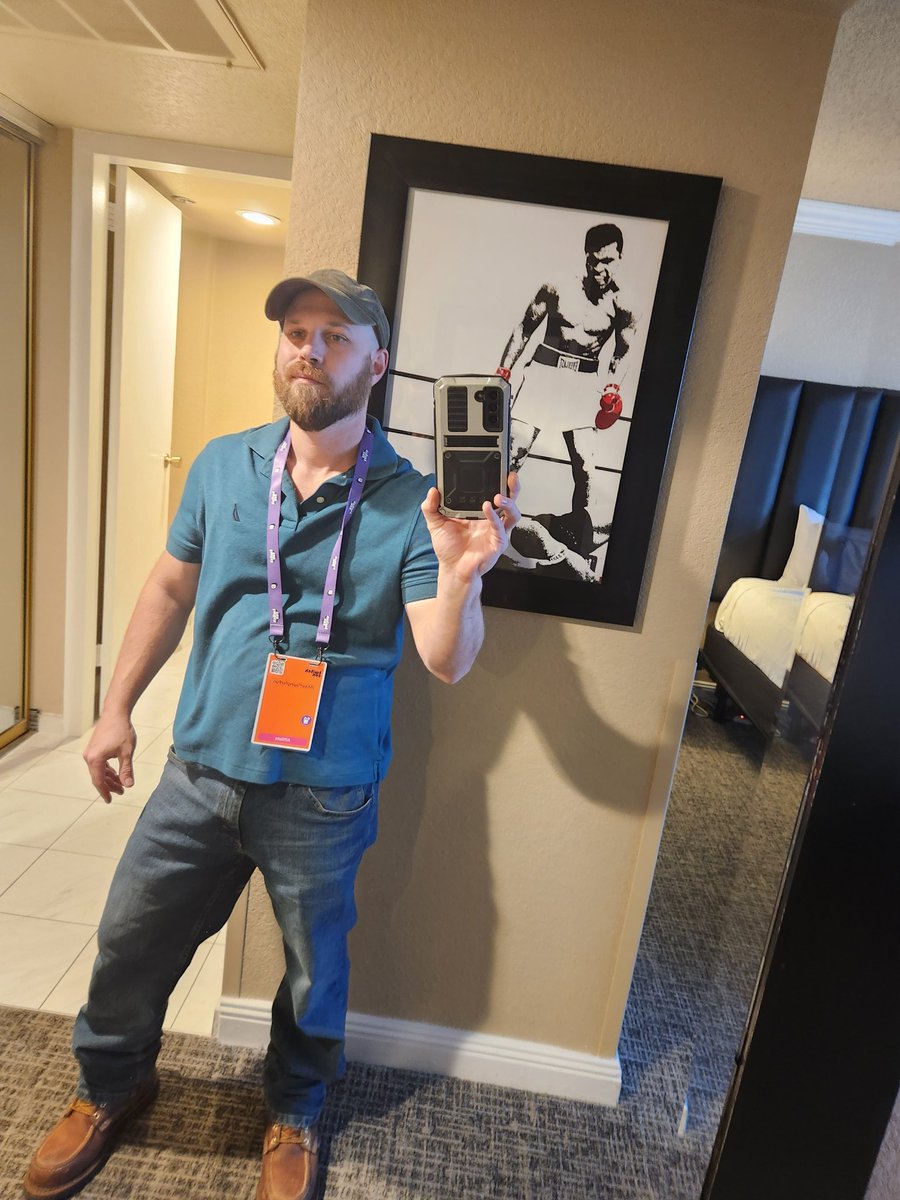 MikeplayForFun's tweet image. Haha, hotel room selfies just don&apos;t seem to hit the same for me 🤣. TwitchConVegas here I come. #TwitchConLasVegas #TwitchCon #TwitchConVegas