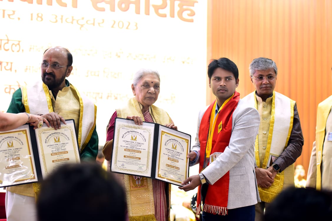 TV9UttarPradesh's tweet photo. #Meerut

चौधरी चरण सिंह विवि का 35वां दीक्षांत समारोह

मेडिकल के छात्र-छात्राओं को मिला गोल्ड मेडल

डॉ पवन कुमार सिंह को मिला कुलपति गोल्ड मेडल

राज्यपाल आनंदी बेन पटेल ने दिया गोल्ड मेडल

डॉक्टर ऑफ मेडिसिन में सर्वाधिक अंक मिले पर सम्मान
#UttarPradesh https://t.co/sAjLRHGDOV