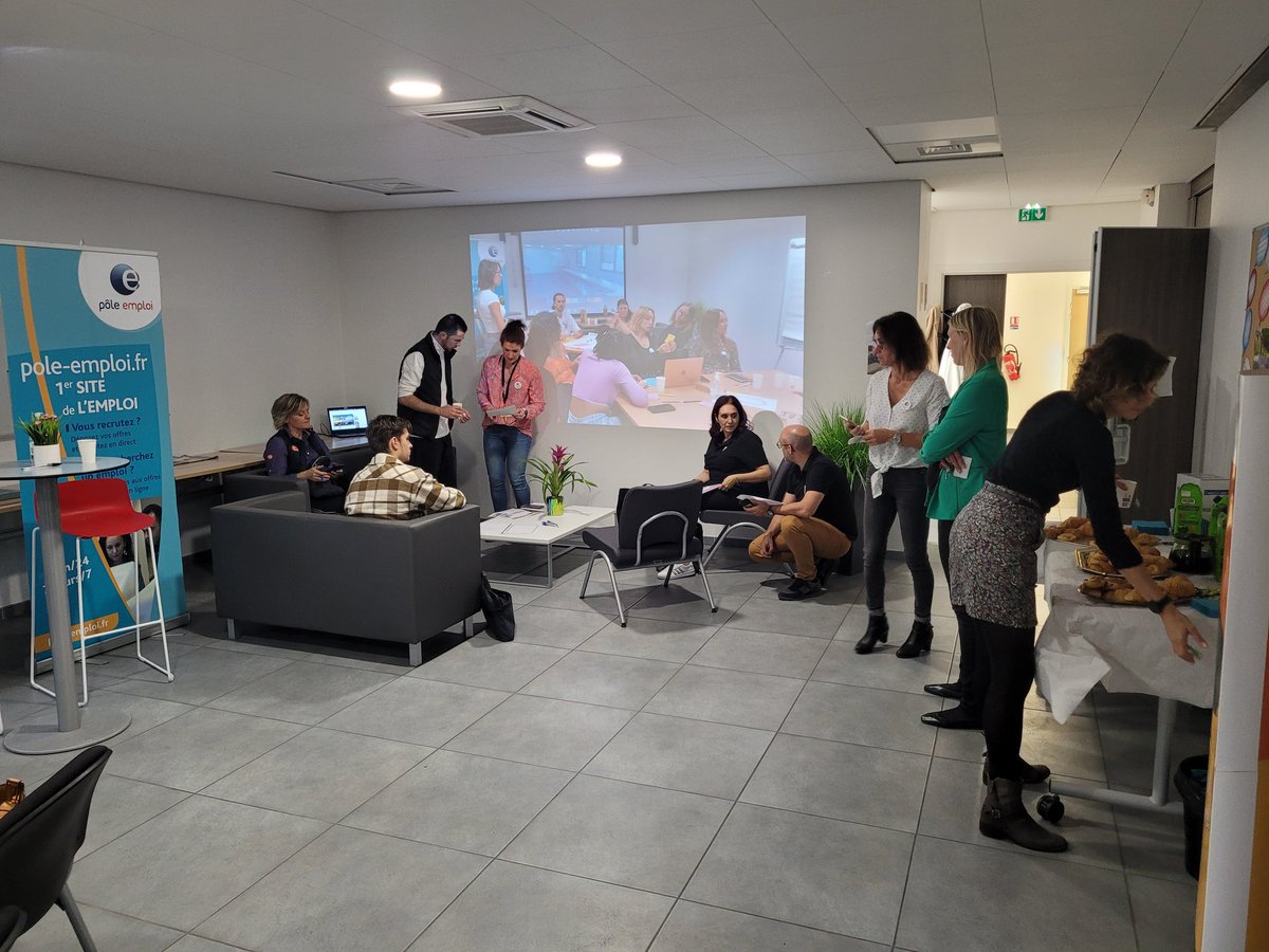 Opération reussie ce matin au pole-emploi #draguignan  sur l action "présente ta boite" avec 12 candidats qui ont reçu 8 entreprises en forum inversé 
Les employeurs présentent leur CV aux candidats 
#cej #rsa #1jeune1solution #poleemploi_var 
Merci à nos équipes 
<a href="/bori_lidwine/">Lidwine Bori</a>