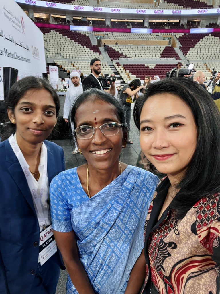 With my favourite player and parent of the Qatar Masters Open 2023. Congratulations @chessvaishali for obtaining the last GM norm! Super impressive feat! 👏👏👏