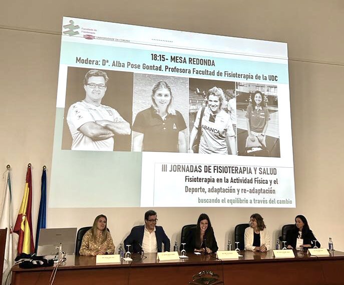 La profesora de la <a href="/ffisudc/">Fac Fisioterapia UDC</a> Alba Pose modera la mesa redonda de la sesión de tarde de las III Jornadas de Fisioterapia y Salud
