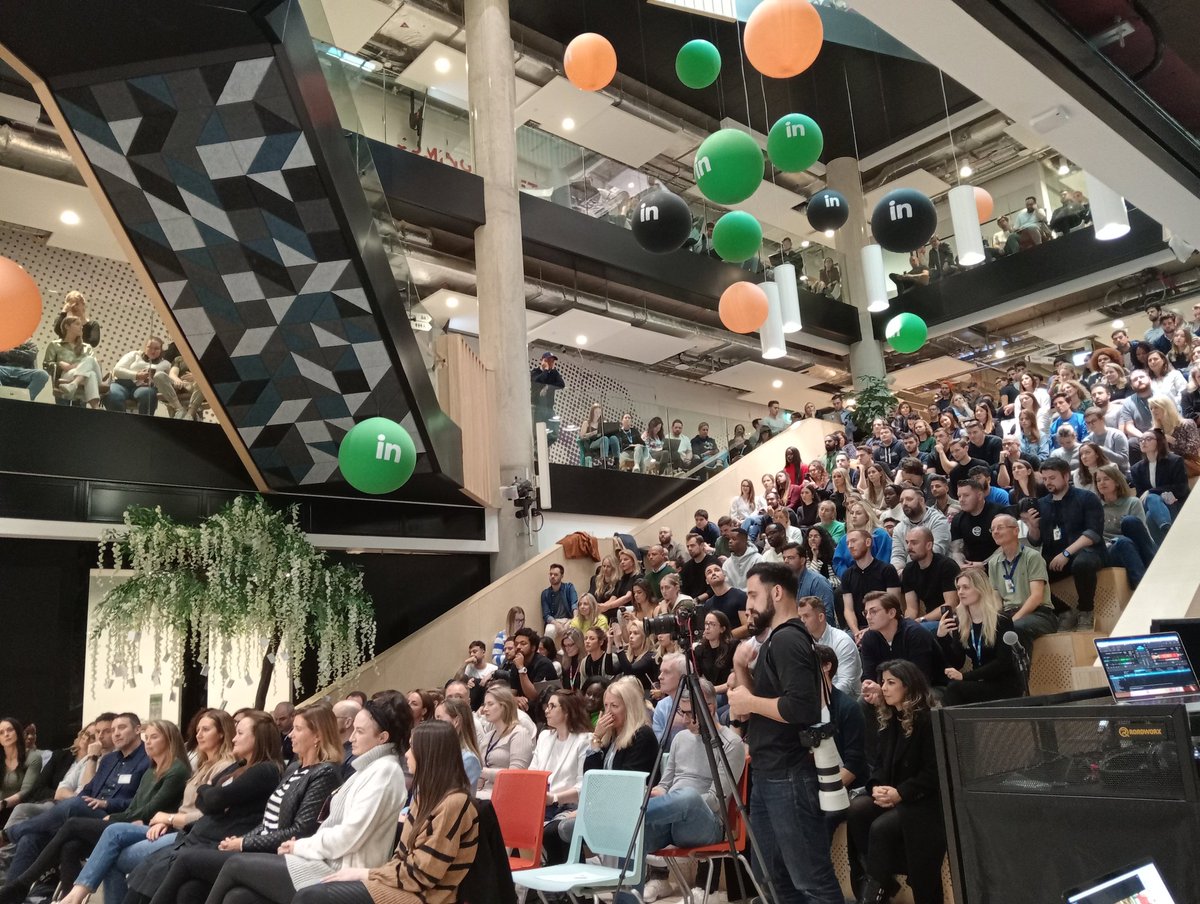 My_Finnimbrun's tweet photo. A talk I will think about for quite some time.. Doesn't often happen, that!! #GonnaSleepOnIt 

It was a pleasure working with @StevenBartlett &amp; his team for #LinkedIn's Wellness InDay Event, in Dublin, today.

#TheDiaryOfaCEO https://t.co/Es23Rq7BOR