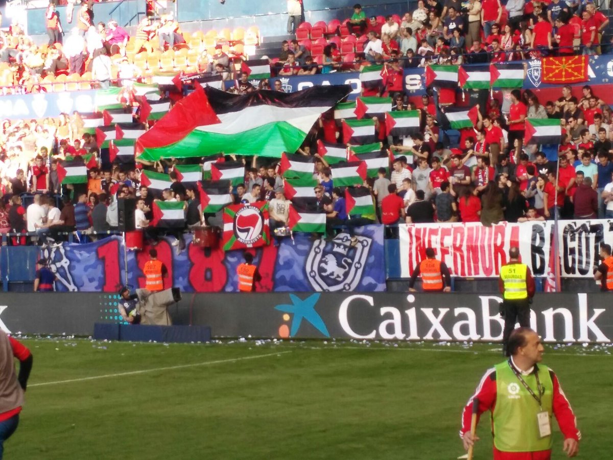 FonsiLoaiza's tweet photo. Hoy, la Policía Nacional y la Liga del ultraderechista Javier Tebas han vetado las banderas de Palestina en el Sadar por parte de la hinchada de Osasuna. Han dado orden de prohibirlas y retirarlas. La misma Liga que hacía campañas por Ucrania. Vergüenza. https://t.co/Ykm0K6xDwt