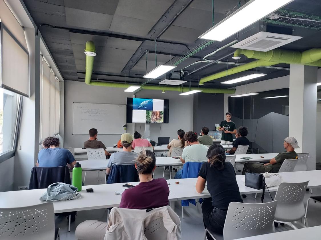 ARBREBALEAR's tweet photo. 📗Hem començat el curs de reconeixement i diagnòstic de fongs descomponedors en #arbres🌲, impartit per Andrés Septién, enginyer forestal i ETT.
#ABA #arbrebalear https://t.co/CbjNORmHZB