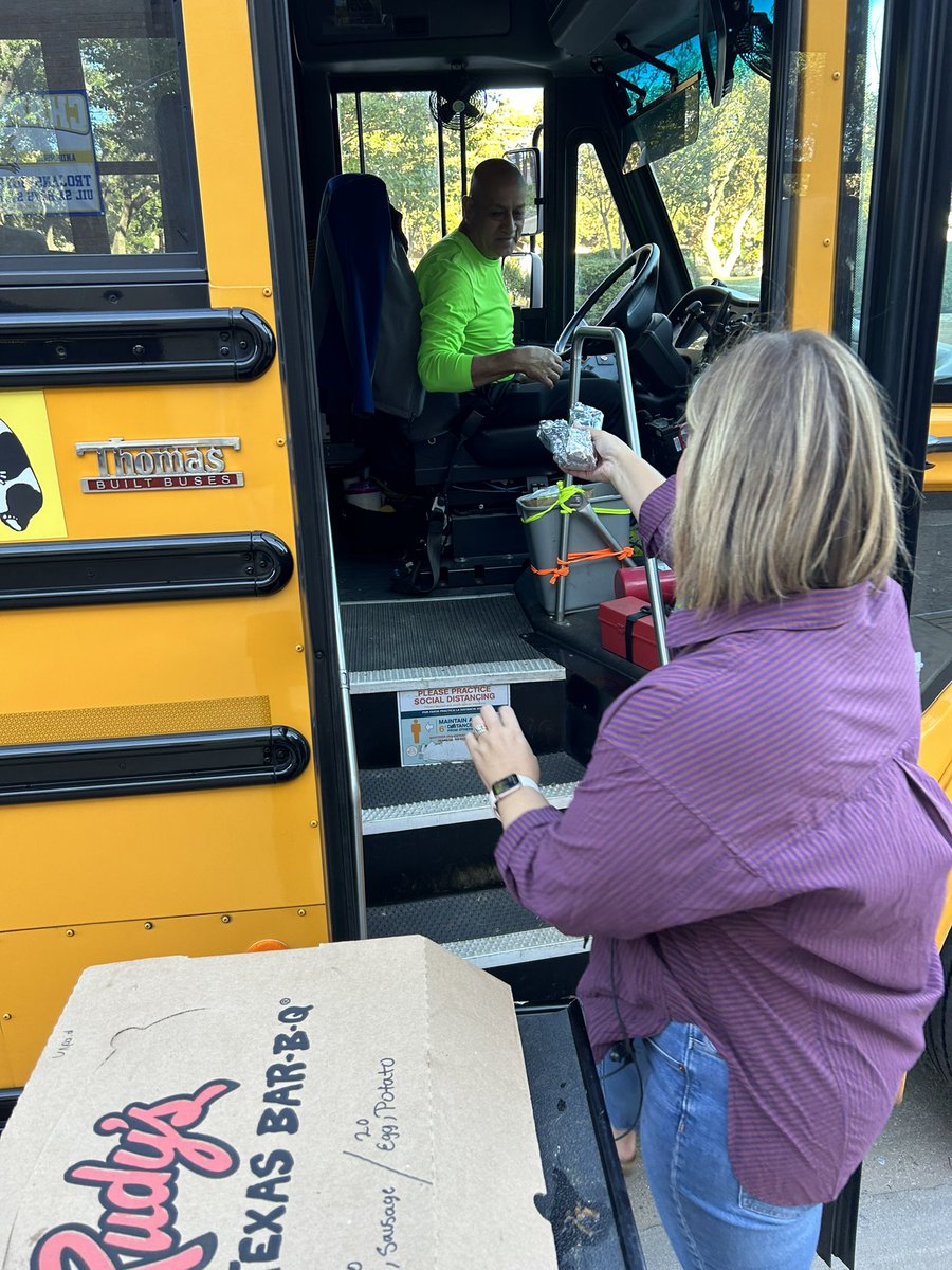 We had a lot of fun making sure our bus drivers got some breakfast tacos this morning! Our bus drivers are so important to the success of our students, and we are always happy to make sure they’re appreciated! @Secondary_AISD @AISDbuses #transportationappreciationweek
