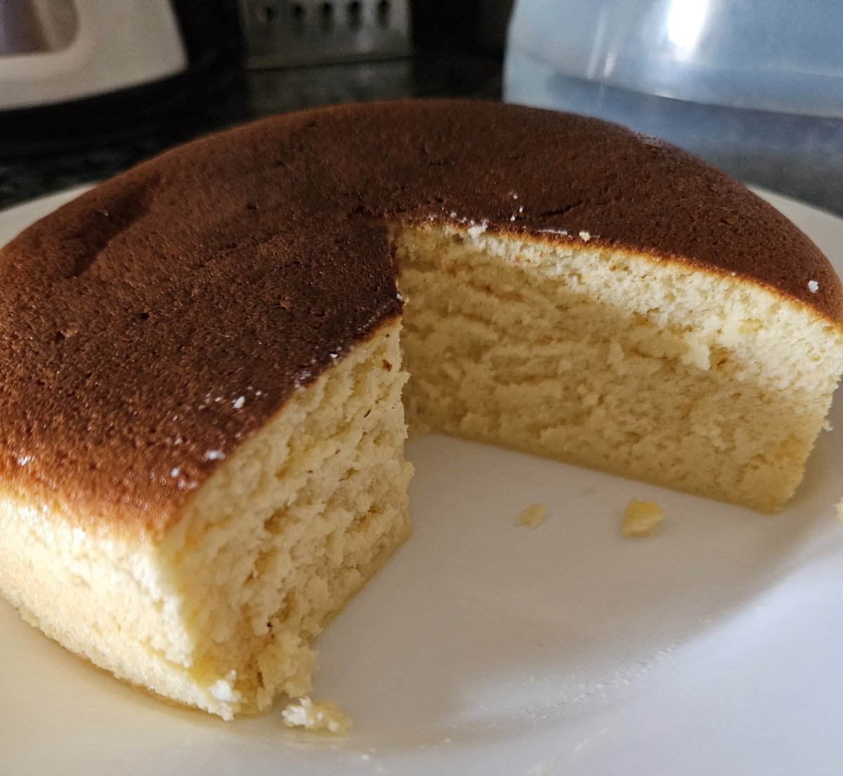 OcranSanabu78's tweet photo. Casi 24h después, la probamos. Y ni tan mal. No sé a ustedes, pero hacer pasteles (o al menos, inténtarlo) me ayuda con la ansiedad.
#PastelDeQuesoJapones https://t.co/yX1QfBoNuG