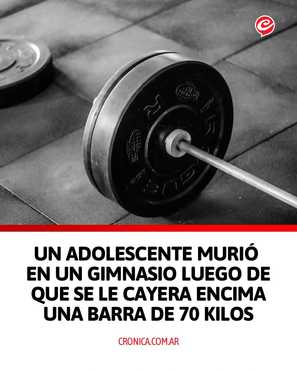 Cronica_ok's tweet photo. 🔴 TRAGEDIA EN UN GIMNASIO

🏋🏻 El hecho se produjo cuando el chico de 17 años estaba realizando ejercicio en un gimnasio en Yucatán, México.

⚠️ Según los testigos, el incidente ocurrió luego de un descuido del entrenador que acompañaba a la víctima.

🚨 Este se alejó del joven y no se percató de que el chico ya no pudo sostener más la barra, que terminó cayendo en el cuello a la víctima y le provocó la muerte al instante.

👉🏼 Si bien los testigos del hecho responsabilizaron al profesor, no hay ningún detenido hasta el momento.

#EsMasSeguroQuedarseEnCasita #PorEsoNoVoyAlGym #YMeDicenQueNoEsSaludable #GimnasioMortal #LaCervezaNoMeHaceEso #Mexico