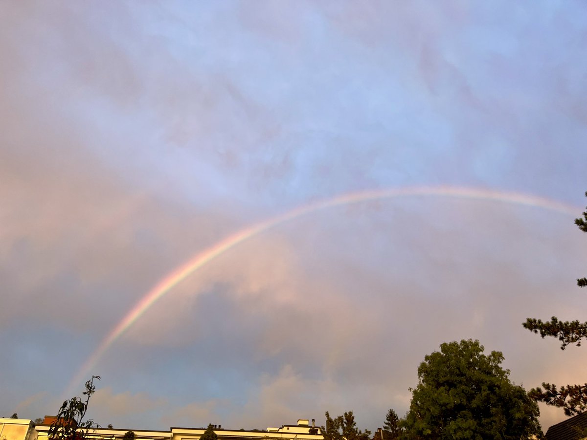 badecap's tweet photo. Drama. 😍 https://t.co/oMEwTPVZdV