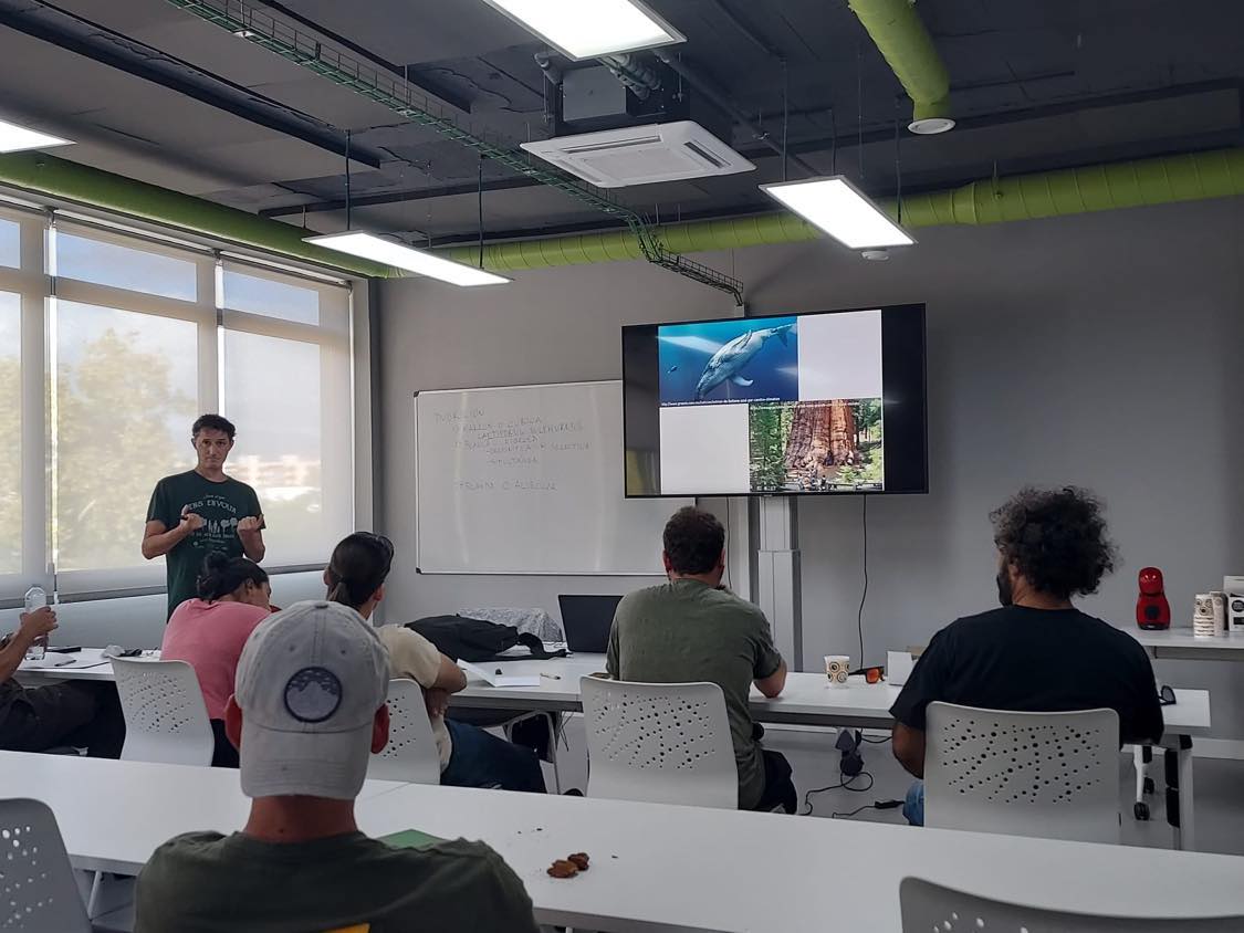ARBREBALEAR's tweet photo. 🗓️Esta tarde ha empezado el curso de reconocimiento y diagnóstico de hongos descomponedores en #árboles. 📗El curso está impartido por  Andrés Septién, ingeniero #forestal y ETT 🌲🌳
#ABA #arbrebalear https://t.co/3jn1InerA5