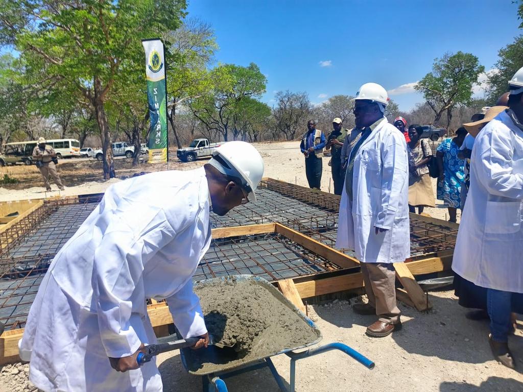 MOECW_ZIMBABWE's tweet photo. The Hwange National Park is set to get a major face-lift following the commencement of construction works of a One Stop Access Pavillion which is set to improve the visitor experience, enhance security and help reposition the park as a competitive destination.
@ProsperBMatondi https://t.co/82DGPHrduZ