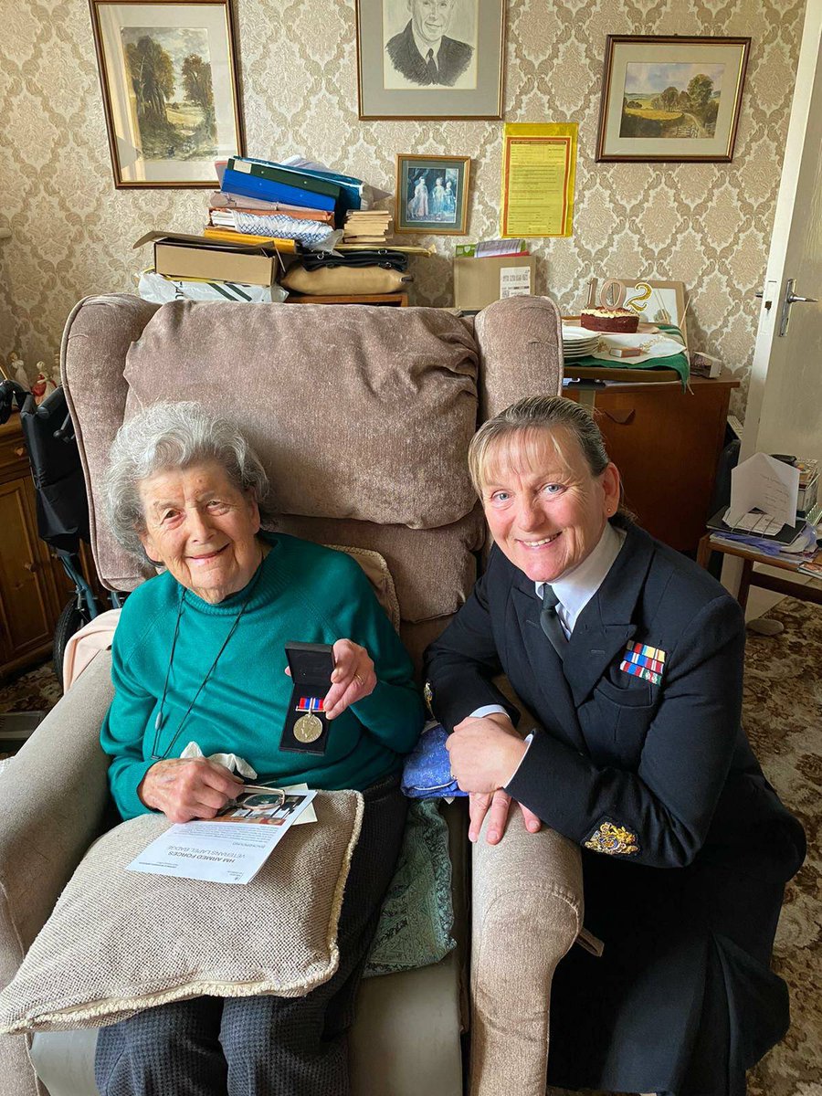 Some days in uniform in the @RoyalNavy are wonderful. WO1 Janice Scott presented 102 year old ex-Wren Beryl Boyes with her birthday card, WW2 medal and Veterans Badge! Beryl served Apr 42 to Nov 45, a torpedo armer at Portland. An amazing person! @RAdmJudeTerry @MartinJConnell