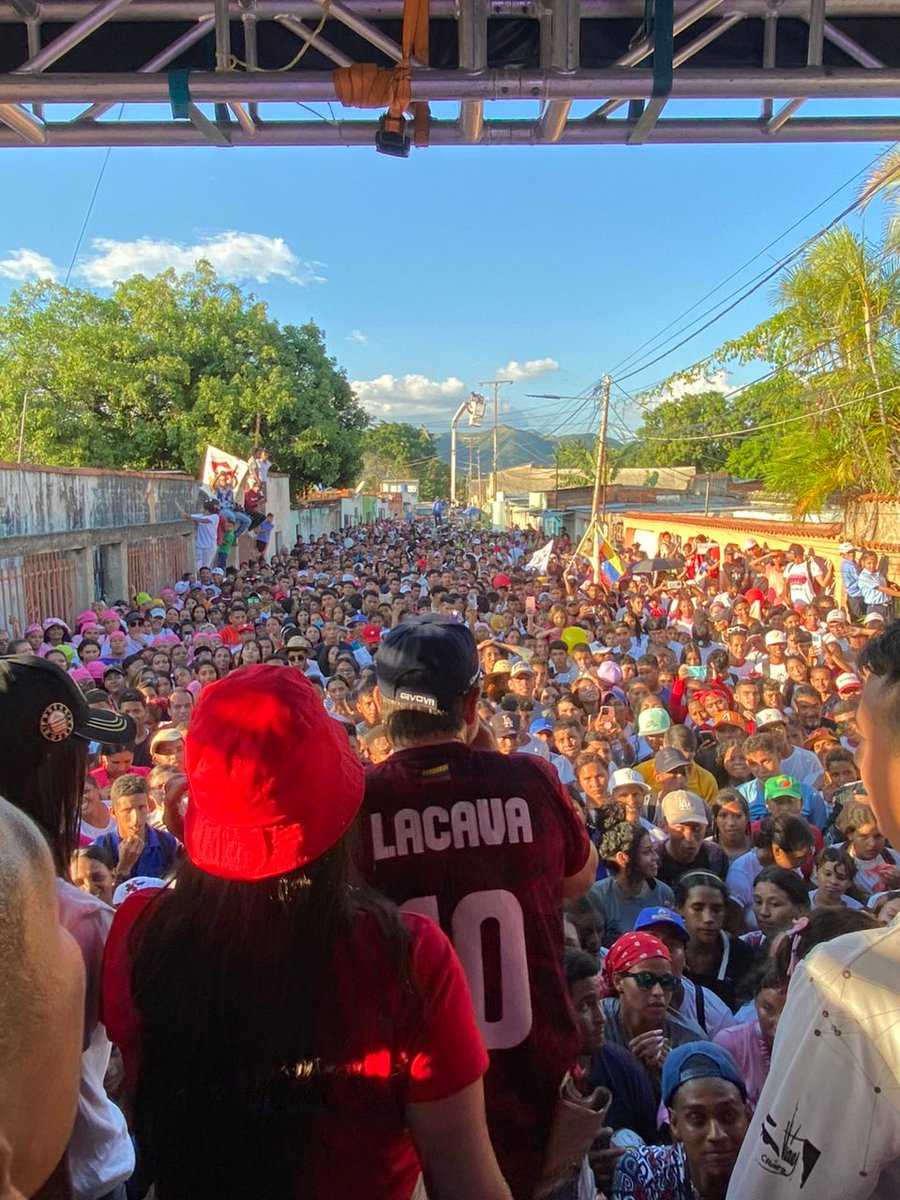 NicolasMaduro's tweet photo. Desde Carabobo, las y los jóvenes llenaron las calles de Los Guayos en una maravillosa movilización en defensa de la Paz y los derechos históricos de la Patria. ¡Qué orgulloso estoy de esta muchachada valiente! https://t.co/EQjw9EBpvM