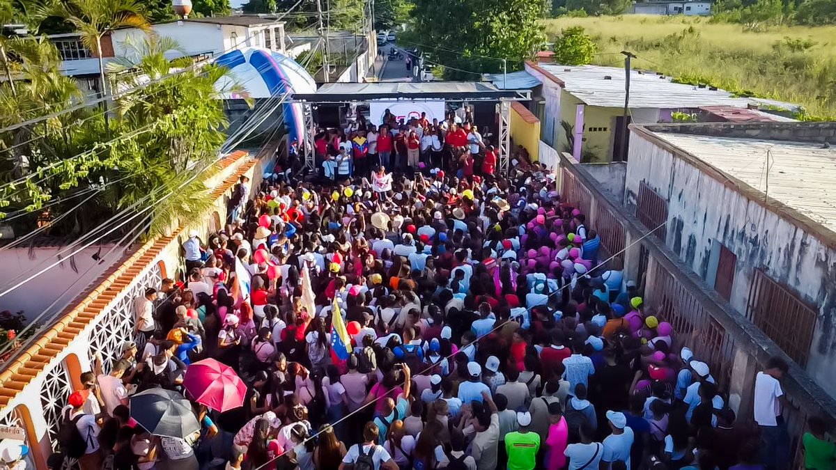 NicolasMaduro's tweet photo. Desde Carabobo, las y los jóvenes llenaron las calles de Los Guayos en una maravillosa movilización en defensa de la Paz y los derechos históricos de la Patria. ¡Qué orgulloso estoy de esta muchachada valiente! https://t.co/EQjw9EBpvM