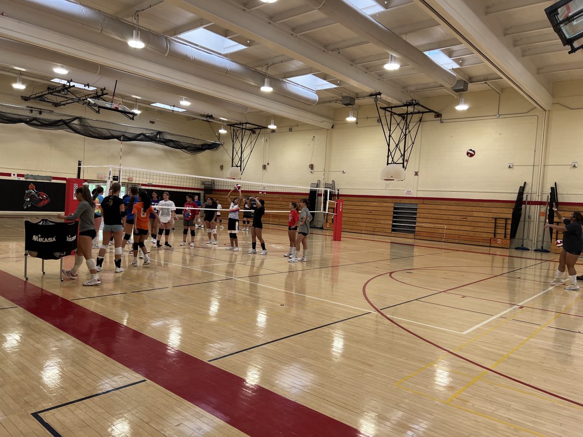 HollowVVB's tweet photo. Last week Varsity volleyball took time to work with our modified team. Incredibly proud of the team for their continued leadership and commitment to the community. Special thanks to Coach Strippoli for letting us come by. #HorsemenPride #community #together https://t.co/z9RHepPkEl