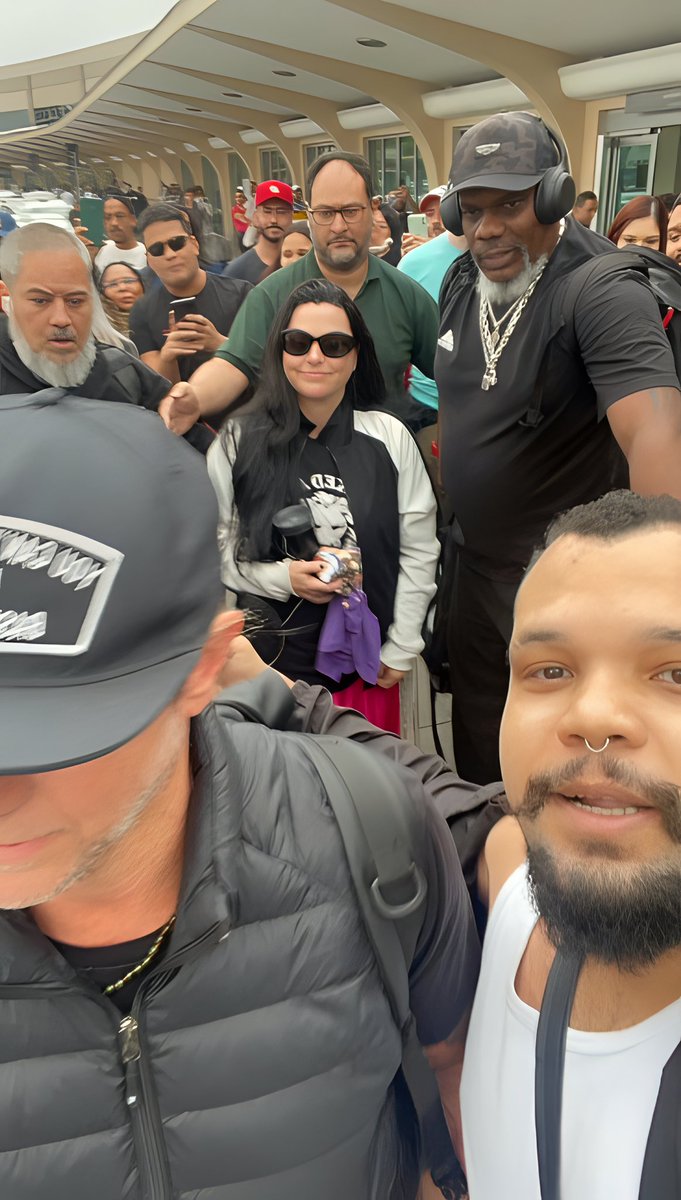 DacepOfficial's tweet photo. Amy Lee do Evanescence chegando em São Paulo rodeada por uma multidão 

A banda se apresenta no Allianz Parque amanhã em seu maior show solo da carreira. Já são aproximadamente 37 mil ingressos vendidos. https://t.co/GpSXTata95
